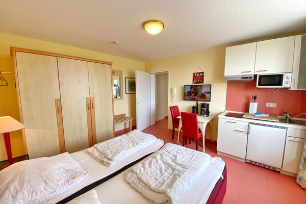 Wohnzimmer mit offener Küche