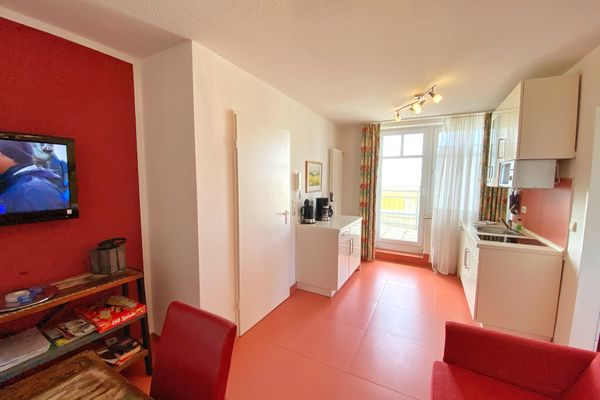 Wohnzimmer mit offener Küche