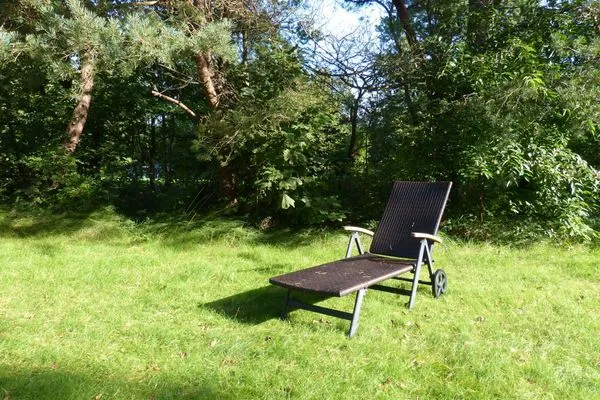 Gartenliege im Garten der Ferienwohnung Bi Elschen in Nebel auf Amrum Haus Troeltsch Ferienwohnung  „Bi Elschen"