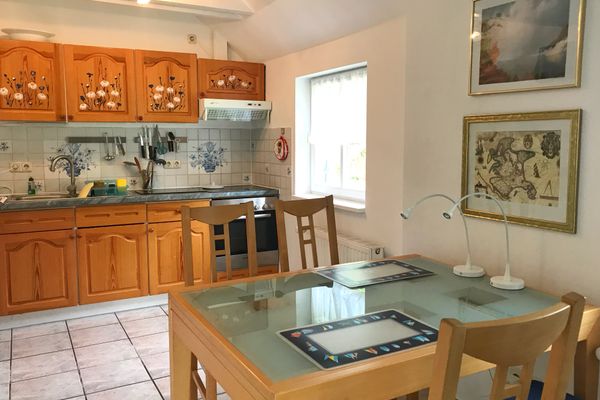 Wohnzimmer mit offener Küche