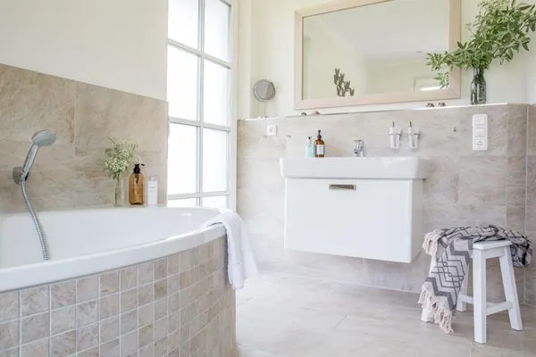 Badezimmer mit Dusche und Wanne EG  Ferienhaus Haubenlerche 14