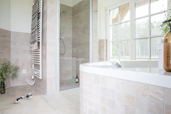 Badezimmer mit Dusche und Wanne EG  Ferienhaus Haubenlerche 14