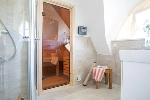 Bad OG mit Dusche und Sauna  Ferienhaus Haubenlerche 14