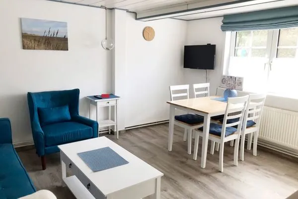 Wohnzimmer mit Esstisch in der Ferienwohnung Frisia 3 in Norddorf auf Amrum Haus Frisia Ferienwohnung Frisia 3