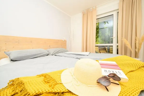 Schlafzimmer mit Doppelbett Residenz am Strand Deichpoofe -  Wohnung 1-06