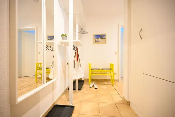 Flur mit Spiegel und Gardrobe Residenz am Strand Deichpoofe -  Wohnung 1-06