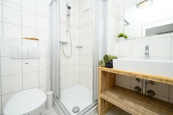 Badezimmer mit Dusche Residenz am Strand Deichpoofe -  Wohnung 1-06