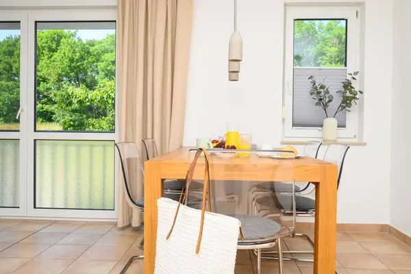 Esstisch mit Bestuhlung Residenz am Strand Deichpoofe -  Wohnung 1-06