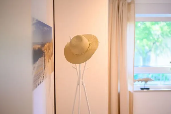 Gardrobenständer mit Sonnenhut Residenz am Strand Deichpoofe -  Wohnung 1-06