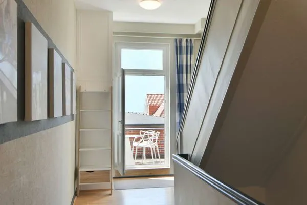 Weg über den Flur zum Balkon Haus Inselrose Ferienwohnung Wildrose