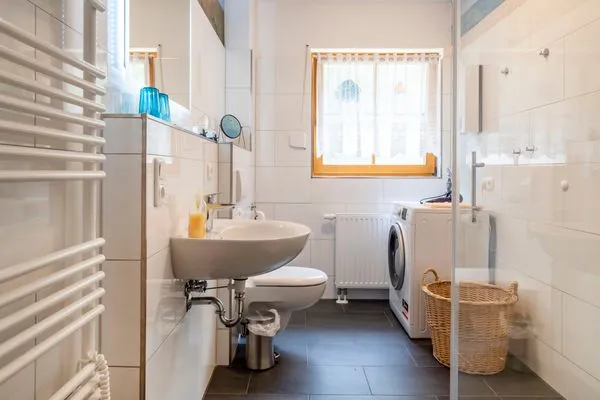 Badezimmer mit Dusche Ferienpark Freesenbruch Wohnung 1.3 - Störtebeker