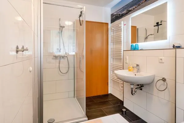 Badezimmer mit Dusche Ferienpark Freesenbruch Wohnung 1.3 - Störtebeker