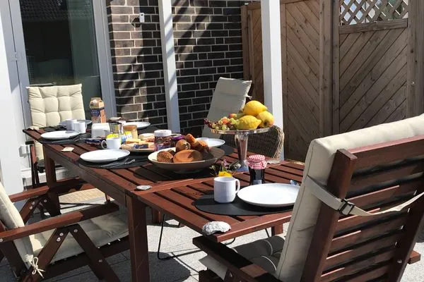 Terrasse mit Gartenmöbeln Haus *Weiße Düne* Ferienwohnung *Weiße Düne 3 / OceanView*