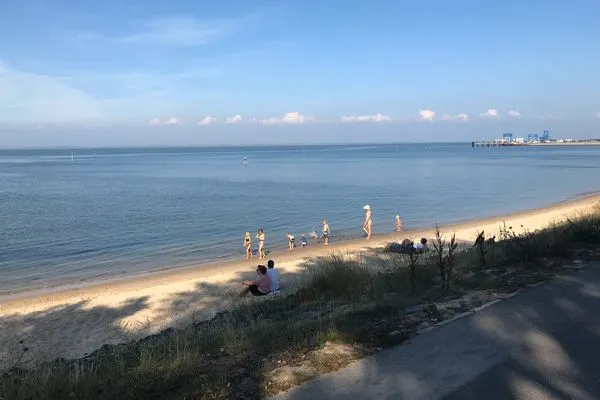 Badestrand vor der Haustür mit Blick auf den Fähranleger Haus *Weiße Düne* Ferienwohnung *Weiße Düne 3 / OceanView*