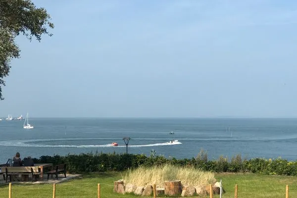 Blick vom Balkon aufs Wattenmeer bei Hochwasser Haus *Weiße Düne* Ferienwohnung *Weiße Düne 3 / OceanView*