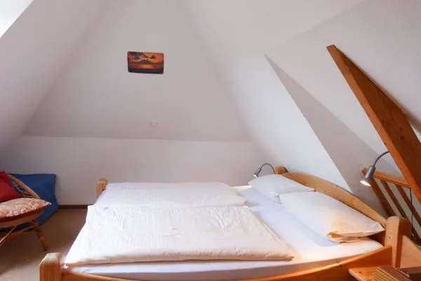 Doppelbett in der Ferienwohnung Bi Elschen in Nebel auf Amrum Haus Troeltsch Ferienwohnung  „Bi Elschen"