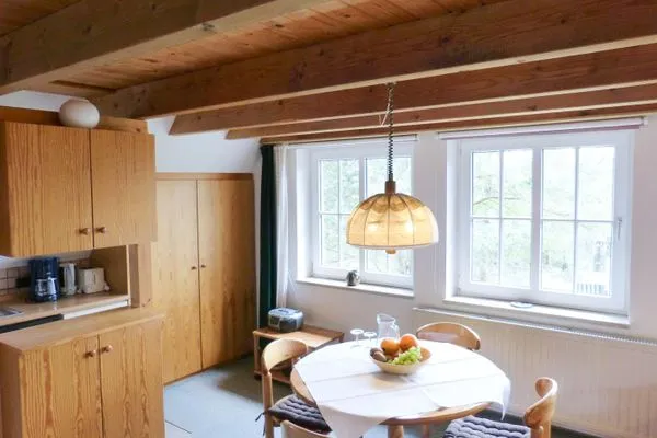 Esstisch in der Ferienwohnung Bi Elschen in Nebel auf Amrum Haus Troeltsch Ferienwohnung  „Bi Elschen"