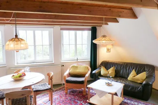 Sofa in der Ferienwohnung Bi Elschen in Nebel auf Amrum Haus Troeltsch Ferienwohnung  „Bi Elschen"