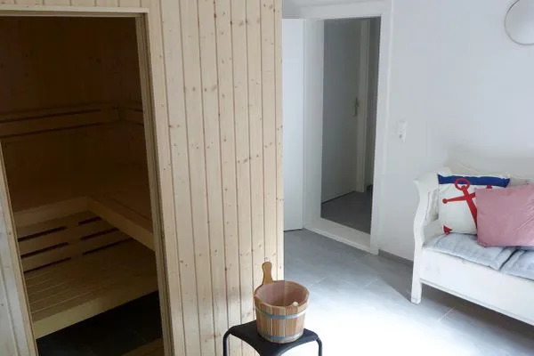 Sauna mit Bank im Ferienhaus Koggenhüs in Norddorf auf Amrum  Ferienhaus *Koggenhüs*