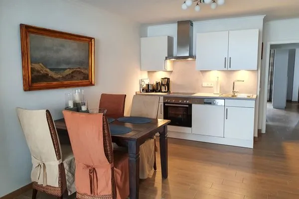 Küche mit Esstisch in der Ferienwohnung Passat im Haus Kap Hoorn in Wittdün auf Amrum Haus Kap Hoorn Ferienwohnung Passat