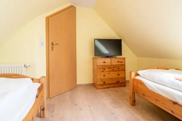 Schlafzimmer mit zwei Einzelbetten Ferienpark Freesenbruch Wohnung 4.4 - Seeschwalbe