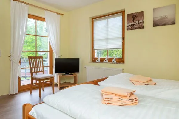 Schlafzimmer mit Doppelbett Ferienpark Freesenbruch Wohnung 4.4 - Seeschwalbe