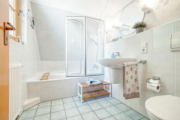 Badezimmer mit Badewanne Ferienpark Freesenbruch Wohnung 2.6 - Windrose