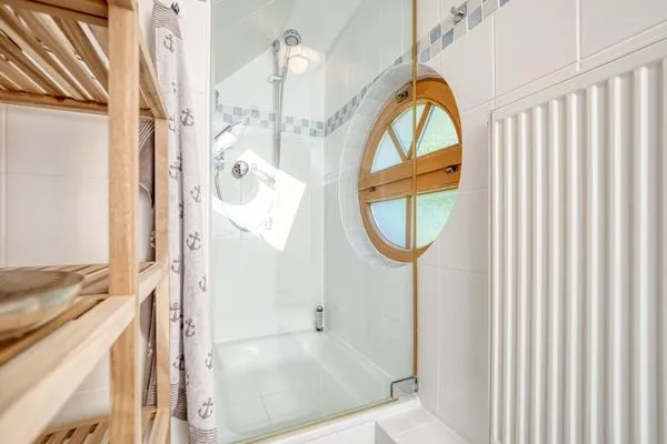 Badewanne mit Dusche Ferienpark Freesenbruch Wohnung 2.6 - Windrose