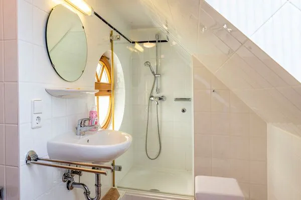 Badezimmer mit Dusche Ferienpark Freesenbruch Wohnung 4.4 - Seeschwalbe