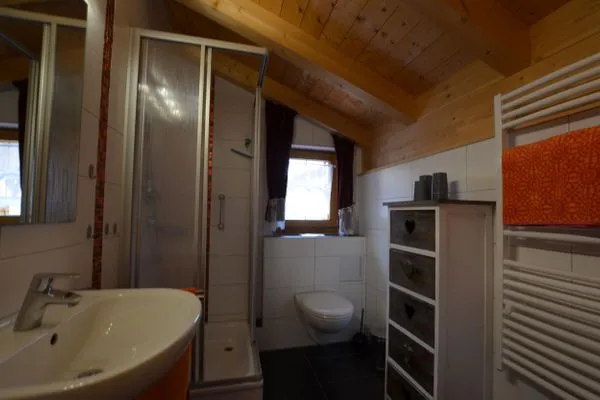 Badezimmer  Berg- und Seetraum - Feriendorf Via Claudia Haus 64