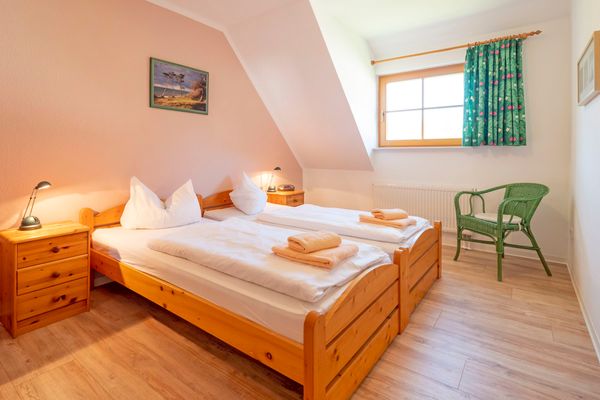 Ferienpark Freesenbruch Wohnung 1.5 - Amber Ostseeheilbad Zingst - Schlafzimmer mit Doppelbett