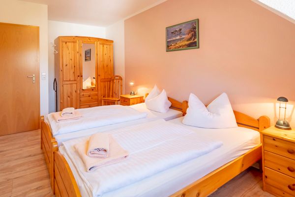 Ferienpark Freesenbruch Wohnung 1.5 - Amber Ostseeheilbad Zingst - Schlafzimmer mit Doppelbett