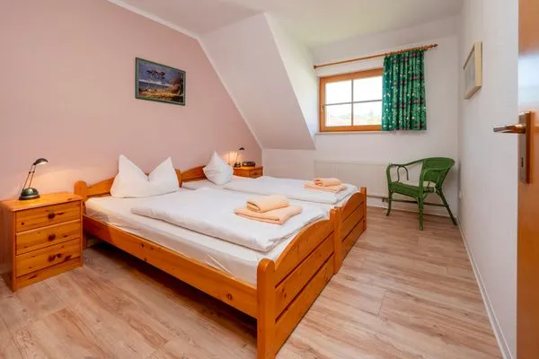 Schlafzimmer mit Doppelbett Ferienpark Freesenbruch Wohnung 1.5 - Amber