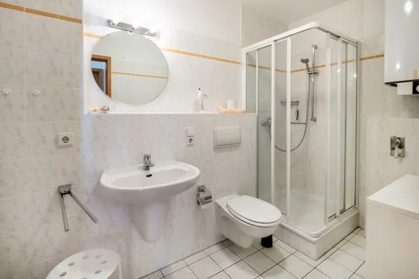 Badezimmer mit Dusche Ferienpark Freesenbruch Wohnung 1.5 - Amber