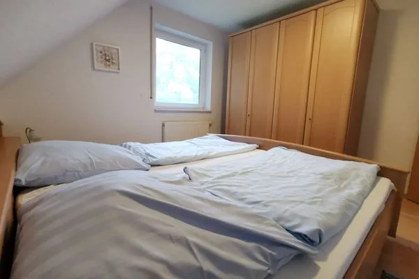 Schlafzimmer mit Doppelbett  Karimea