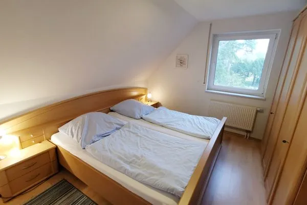 Schlafzimmer mit Doppelbett  Karimea