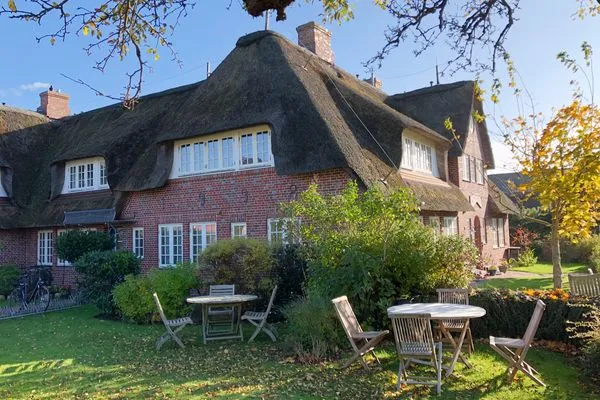 Garten mit Sitzgelegenheit vor dem Ferienhaus Hafis in Nebel auf Amrum  Friesenhof, Hs. Hafis, Whg. 9