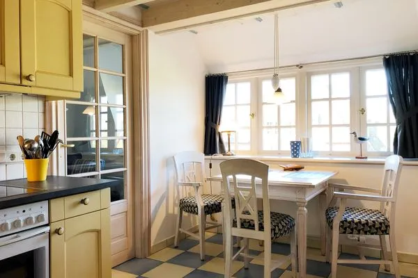 Küche mit Essbereich in der Ferienwohnung Hafis 9 in Nebel auf Amrum  Friesenhof, Hs. Hafis, Whg. 9