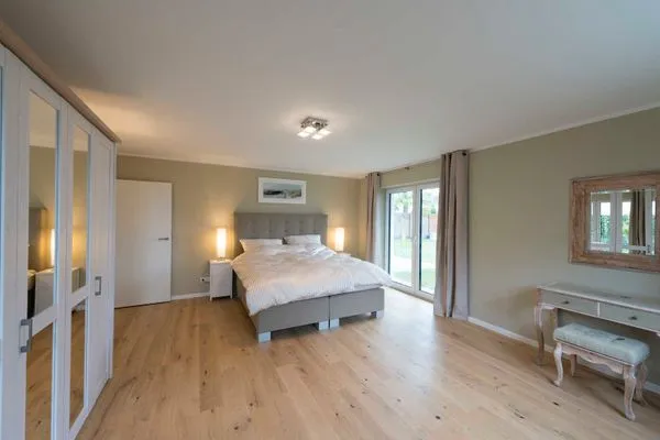 Schlafzimmer  (STR92) Ferienwohnung "Gartenresidenz Strandstraße"