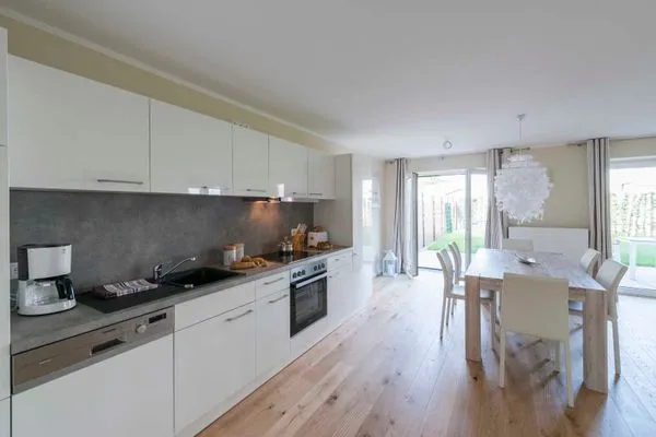 Küche / Küchenzeile  (STR92) Ferienwohnung "Gartenresidenz Strandstraße"