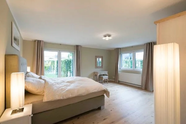 Schlafzimmer  (STR92) Ferienwohnung "Gartenresidenz Strandstraße"