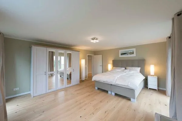 Schlafzimmer  (STR92) Ferienwohnung "Gartenresidenz Strandstraße"