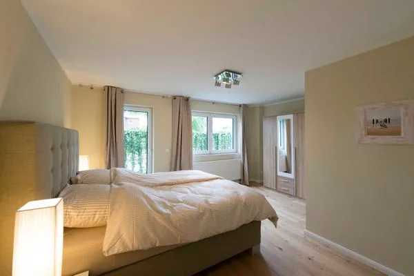 Schlafzimmer  (STR92) Ferienwohnung "Gartenresidenz Strandstraße"