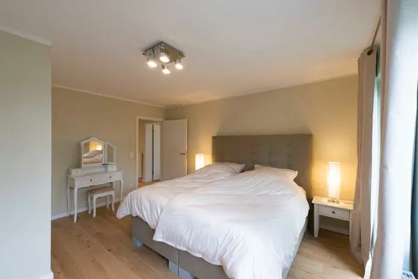 Schlafzimmer  (STR92) Ferienwohnung "Gartenresidenz Strandstraße"