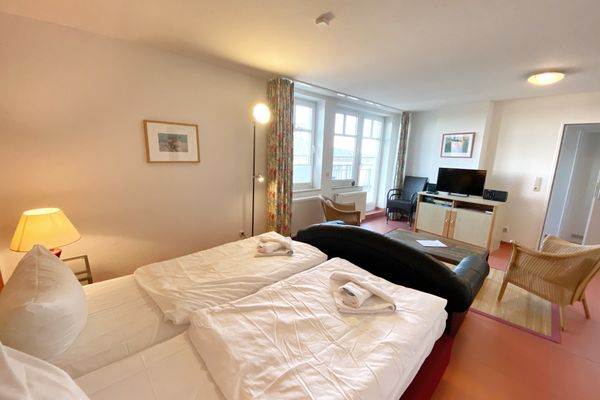 Wohn-Schlafzimmer mit Doppelbett