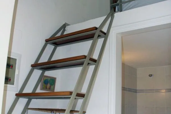 Treppe zur Schlafmöglichkeit auf der Galerie  Armenopetra