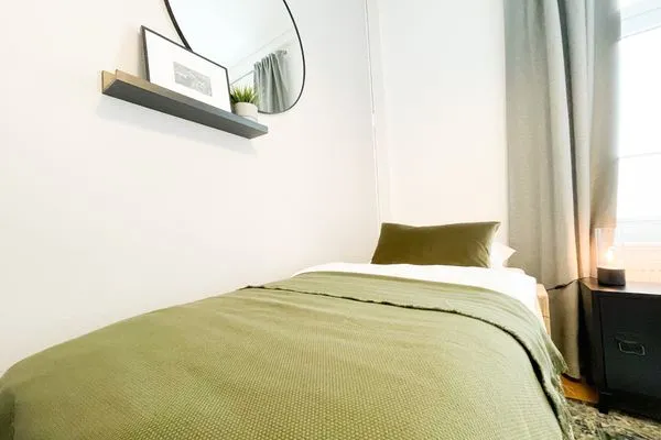 Schlafzimmer  Altbauwohnung mit Panorama Schleiblick, Balkon und Kamin im Herzen von Schleswig