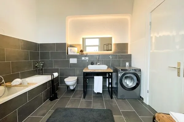 Badezimmer  Altbauwohnung mit Panorama Schleiblick, Balkon und Kamin im Herzen von Schleswig