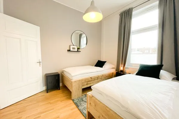 Schlafzimmer  Altbauwohnung mit Panorama Schleiblick, Balkon und Kamin im Herzen von Schleswig