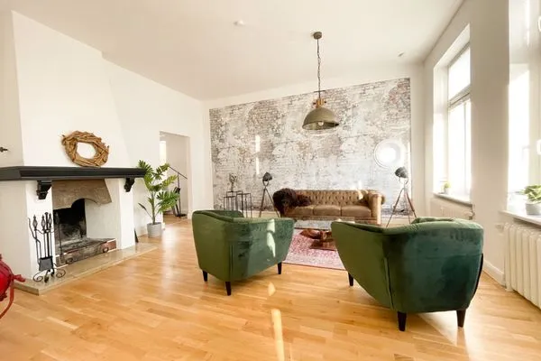 Wohnzimmer  Altbauwohnung mit Panorama Schleiblick, Balkon und Kamin im Herzen von Schleswig